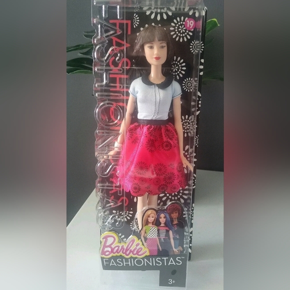 Other - 2015 Barbie Fashionistas #19 Ruby Red
